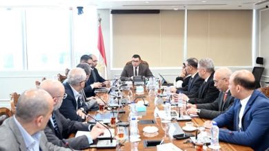 صورة وزير الإسكان يلتقي مسؤولي “سيتي إيدج” لتشغيل الشواطئ بمدينة العلمين الجديدة