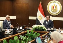 صورة وزير الصحة يبحث مع رئيس الهيئة العربية للتصنيع تسريع مشروعات تطوير المستشفيات والمنشآت الصحية …………………………………………………………… بيان صادر عن وزارة الصحة والسكان: عقد الدكتور خالد عبدالغفار، نائب رئيس مجلس الوزراء وزير الصحة والسكان، اجتماعاً مع اللواء مختار عبداللطيف رئيس الهيئة العربية للتصنيع والوفد المرافق من ممثلي المصانع والشركات التابعة للهيئة، لبحث تعزيز التعاون المشترك ومراجعة آليات تنفيذ الأعمال الإنشائية ومشروعات تطوير المستشفيات والمنشآت الصحية. وأكد الوزير أن الدولة تولي اهتماماً كبيراً بتعزيز الشراكات مع المؤسسات الوطنية، وعلى رأسها الهيئة العربية للتصنيع لما تمتلكه من إمكانات فنية وصناعية متميزة، مشدداً على حرص الوزارة على التنسيق الكامل مع كافة جهات الدولة لتحقيق الصالح العام ووضع مصلحة المواطن في المقام الأول. ووجه الدكتور خالد عبدالغفار بمراجعة شاملة لجميع الجهات التابعة للوزارة، والتنسيق المستمر مع الهيئة لمتابعة المشروعات الجارية، مع الالتزام بأعلى معايير الجودة، وتذليل أي عقبات لضمان سرعة الإنجاز وتحقيق الأهداف المرجوة. من جانبه، أكد اللواء مختار عبداللطيف التزام الهيئة الكامل بدعم خطط وزارة الصحة، وتنفيذ المشروعات المكلفة بها وفق أحدث النظم الهندسية والتكنولوجية، مشيراً إلى تسخير قدرات الهيئة الصناعية للمساهمة في تطوير المنشآت الصحية ورفع جودة الخدمات المقدمة للمواطنين. وأوضح الدكتور حسام عبدالغفار، المتحدث الرسمي للوزارة، أن الاجتماع ناقش تفصيلياً المشروعات الإنشائية والتطويرية الجارية، ومتابعة الموقف التنفيذي لها، موكداً توجيه الوزير بضرورة الالتزام بالجداول الزمنية المحددة لتسليم المشروعات، مع التركيز على تجهيز المنشآت بأحدث المعدات والتجهيزات الطبية، وتطوير المستشفيات لتحسين جودة الخدمات ورفع الكفاءة التشغيلية إلى أعلى مستوياتها.