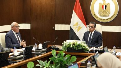 صورة وزير الصحة يبحث مع رئيس الهيئة العربية للتصنيع تسريع مشروعات تطوير المستشفيات والمنشآت الصحية …………………………………………………………… بيان صادر عن وزارة الصحة والسكان: عقد الدكتور خالد عبدالغفار، نائب رئيس مجلس الوزراء وزير الصحة والسكان، اجتماعاً مع اللواء مختار عبداللطيف رئيس الهيئة العربية للتصنيع والوفد المرافق من ممثلي المصانع والشركات التابعة للهيئة، لبحث تعزيز التعاون المشترك ومراجعة آليات تنفيذ الأعمال الإنشائية ومشروعات تطوير المستشفيات والمنشآت الصحية. وأكد الوزير أن الدولة تولي اهتماماً كبيراً بتعزيز الشراكات مع المؤسسات الوطنية، وعلى رأسها الهيئة العربية للتصنيع لما تمتلكه من إمكانات فنية وصناعية متميزة، مشدداً على حرص الوزارة على التنسيق الكامل مع كافة جهات الدولة لتحقيق الصالح العام ووضع مصلحة المواطن في المقام الأول. ووجه الدكتور خالد عبدالغفار بمراجعة شاملة لجميع الجهات التابعة للوزارة، والتنسيق المستمر مع الهيئة لمتابعة المشروعات الجارية، مع الالتزام بأعلى معايير الجودة، وتذليل أي عقبات لضمان سرعة الإنجاز وتحقيق الأهداف المرجوة. من جانبه، أكد اللواء مختار عبداللطيف التزام الهيئة الكامل بدعم خطط وزارة الصحة، وتنفيذ المشروعات المكلفة بها وفق أحدث النظم الهندسية والتكنولوجية، مشيراً إلى تسخير قدرات الهيئة الصناعية للمساهمة في تطوير المنشآت الصحية ورفع جودة الخدمات المقدمة للمواطنين. وأوضح الدكتور حسام عبدالغفار، المتحدث الرسمي للوزارة، أن الاجتماع ناقش تفصيلياً المشروعات الإنشائية والتطويرية الجارية، ومتابعة الموقف التنفيذي لها، موكداً توجيه الوزير بضرورة الالتزام بالجداول الزمنية المحددة لتسليم المشروعات، مع التركيز على تجهيز المنشآت بأحدث المعدات والتجهيزات الطبية، وتطوير المستشفيات لتحسين جودة الخدمات ورفع الكفاءة التشغيلية إلى أعلى مستوياتها.