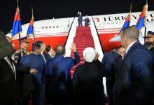 صورة قرينة الرئيس السيسي مودعة الرئيس أردوغان وقرينته: “من أرض الكنانة في وداع ضيوف مصر الكرام”