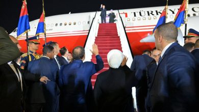 صورة قرينة الرئيس السيسي مودعة الرئيس أردوغان وقرينته: “من أرض الكنانة في وداع ضيوف مصر الكرام”