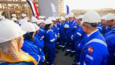 صورة وزير البترول يتفقد الوحدات الإنتاجية لشركة القاهرة لتكرير البترول ويجري حوارًا مع العاملين