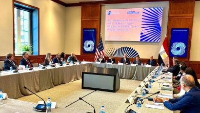 صورة وزير البترول  يعقد لقاء مائدة مستديرة موسع مع ممثلي الشركات الأمريكية بغرفة التجارة