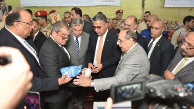 صورة وزير التموين ومحافظ الإسكندرية يفتتحان معرض “أهلا رمضان” بمحطة مصر
