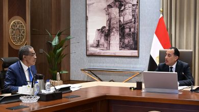 صورة رئيس الوزراء يستعرض مع وزير الدولة للإعلام “خطة عمل” المرحلة المقبلة