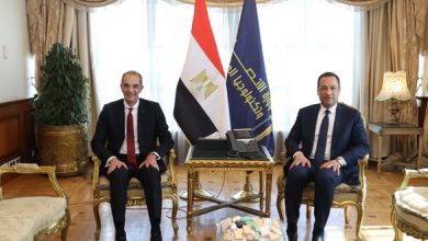 صورة وزير الاتصالات يبحث مع الوزير السابق ملفات العمل الرئيسية بالوزارة