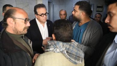 صورة وزير الصحة يجري جولة مفاجئة بمستشفى السلام التخصصي ويحيل مدير المستشفى للتحقيق