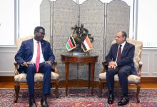 صورة وزير الخارجية يستقبل نظيره الجنوب سوداني ويبحثان سبل تعزيز العلاقات الثنائية