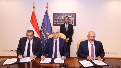 صورة وزير الاتصالات يشهد توقيع عدد من الاتفاقيات التجارية بين الشركة المصرية للاتصالات وإي آند مصر والجهاز القومي لتنظيم الاتصالات