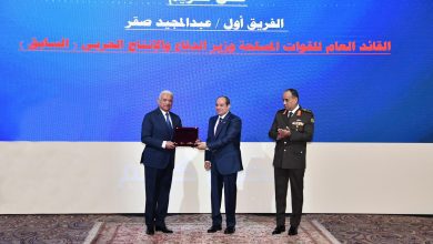 صورة الرئيس السيسي يصدق على تعيين الفريق أول عبدالمجيد صقر مساعدا لرئيس الجمهورية