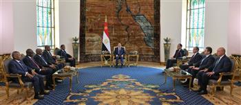 صورة الرئيس السيسي يستقبل رئيس مجلس وزراء السودان