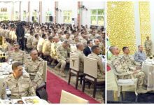 صورة وزير الدفاع يشارك عدداً من مقاتلى القوات المسلحة بقيادة الجيش الثانى الميدانى تناول وجبة الإفطار