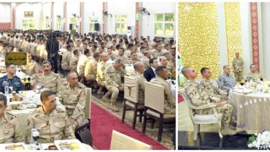 صورة وزير الدفاع يشارك عدداً من مقاتلى القوات المسلحة بقيادة الجيش الثانى الميدانى تناول وجبة الإفطار
