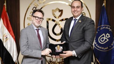 صورة رئيس الرعاية الصحية يبحث في مجال التكنولوجيا الطبية مع السفير الكندي