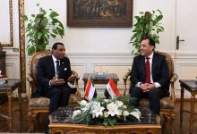 صورة رئيس الوزراء ونظيره السوداني يبحثان تعزيز العلاقات الثنائية ويتشاوران حول القضايا الإقليمية