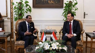 صورة رئيس الوزراء ونظيره السوداني يبحثان تعزيز العلاقات الثنائية ويتشاوران حول القضايا الإقليمية