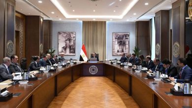 صورة رئيس الوزراء يستعرض التقديرات الأولية لمشروع موازنة 2027/2026