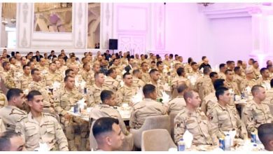 صورة وزير الدفاع  يلتقى مقاتلى قوات الدفاع الجوى ويشاركهم تناول وجبة الإفطار