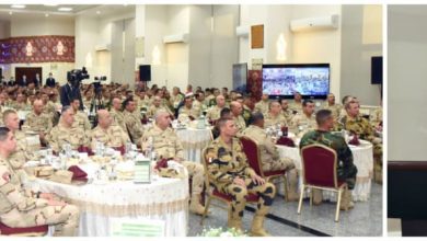 صورة وزير الدفاع يتفقد الجاهزية القتالية للمنطقة المركزية العسكرية ويشارك المقاتلين وجبة الإفطار …