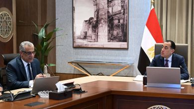 صورة رئيس الوزراء يتابع  مع وزير الانتاج الحربي عددا من ملفات عمل الوزارة