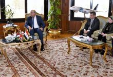 صورة وزير الطيران المدني يبحث مع  السفير البريطاني بالقاهرة التعاون المشترك في مجال النقل الجوي