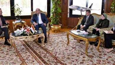صورة وزير الطيران المدني يبحث مع  السفير البريطاني بالقاهرة التعاون المشترك في مجال النقل الجوي