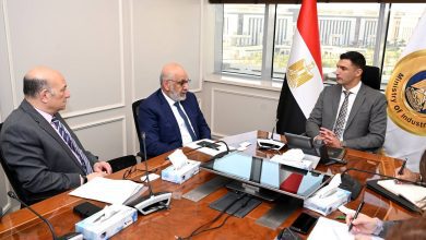 صورة وزير الصناعة يبحث مع البنك الدولي  التعاون والبنية التحتية للمناطق الصناعية .