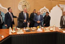 صورة وزيرا الكهرباء والبترول يشاركان فريق العمل المشترك إفطارهم الجماعي ويتابعان توفير الوقود المكافئ لتأمين التغذية الكهربائية