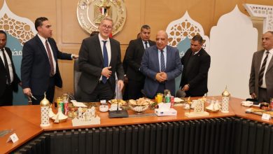 صورة وزيرا الكهرباء والبترول يشاركان فريق العمل المشترك إفطارهم الجماعي ويتابعان توفير الوقود المكافئ لتأمين التغذية الكهربائية