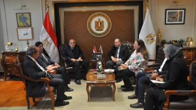 صورة وزير التعليم العالي ومجدي يعقوب يناقشان تعزيز التعاون المشترك الصحي وبناء القدرات في مصر وإفريقيا