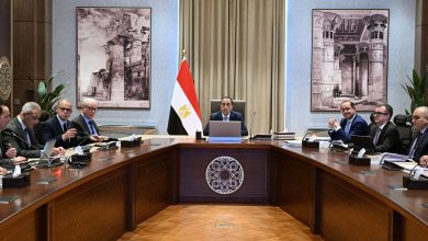 صورة رئيس الوزراء يستعرض الإصدارة الجديدة المحدثة من وثيقة سياسة ملكية الدولة