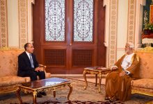 صورة وزير الخارجية ينقل رسالة تضامن إلى سلطان عُمان ويبحث جهود احتواء التصعيد الإقليمي