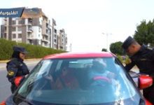 صورة وزارة الداخلية تواصل توزيع عبوات كعك عيد الفطر على المواطنين بمختلف المحافظات