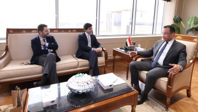 صورة وزير الاتصالات يلتقي الرئيس التنفيذي لجامعة IE الإسبانية لتعزيز القدرات الرقمية للشباب