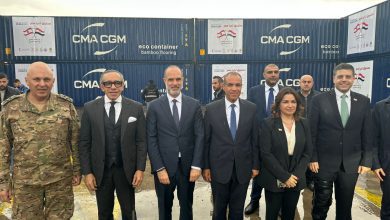 صورة وزير الخارجية يسلم ١٠٠٠ طن من المساعدات الإغاثية خلال زيارته لبيروت