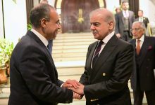 صورة وزير الخارجية يلتقي رئيس الوزراء الباكستاني لتعزيز التنسيق المشترك لخفض التصعيد في الإقليم