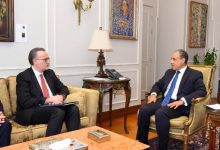 صورة وزير الخارجية يستقبل وفد من البنك الأوروبي للاستثمار لبحث التداعيات الاقتصادية في المنطقة