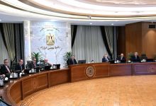 صورة رئيس الوزراء يترأس اجتماع لجنة الأزمات لمتابعة تداعيات الأوضاع الإقليمية وتأمين احتياجات المواطنين