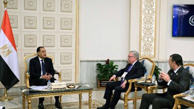 صورة رئيس الوزراء يلتقي رئيس شركة شيفرون العالمية لتعزيز استثمارات الغاز والطاقة المتجددة في مصر
