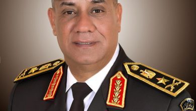 صورة وزير الدفاع  يلتقي مقاتلي القوات الجوية ويشاركهم تناول وجبة الإفطار