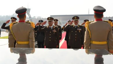 صورة بمناسبة الإحتفال بيوم الشهيد والمحارب القديم رئيس الجمهورية  ينيب  وزير الدفاع  لوضع إكليل من الزهور على النصب التذكارى لشهداء القوات المسلحة