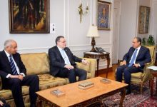 صورة وزير الخارجية يبحث مع رئيس التنظيم والإدارة تطوير الأداء المؤسسي