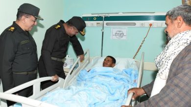 صورة وزير الدفاع يزور عدد من المصابين بمجمع الجلاء الطبى للقوات المسلحة