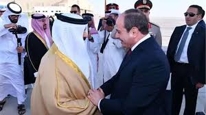 صورة الرئيس السيسي يصل إلى البحرين.. والملك في مقدمة مستقبليه