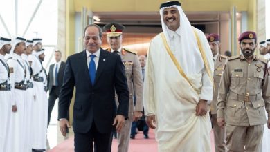 صورة السيسي يصل إلى الدوحة وأمير قطر في مقدمة مستقبليه