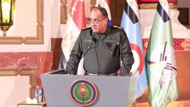 صورة وزير الدفاع يتفقد هيئة الاستخبارات العسكرية.. ويشارك عناصرها وجبة الإفطار (فيديو)