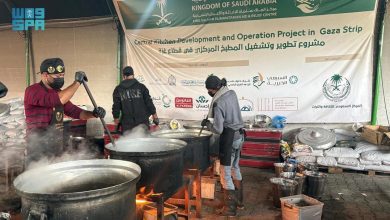 صورة مركز الملك سلمان للإغاثة يوزع 24,300 وجبة غذائية جاهزة في قطاع غزة