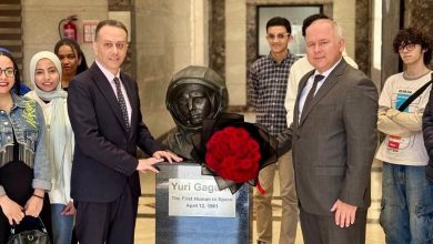 صورة “القاهرة تُحيي ذكرى جاجارين ” … زهور روسية في وكالة الفضاء المصرية احتفاءً بيوم الفضاء العالمي