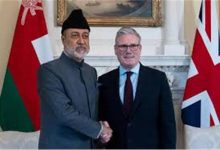 صورة سلطان عُمان ورئيس وزراء بريطانيا تباحثا هاتفياً الأمن في المنطقة بعد تعثر مفاوضات السلام في باكستان