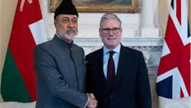 صورة سلطان عُمان ورئيس وزراء بريطانيا تباحثا هاتفياً الأمن في المنطقة بعد تعثر مفاوضات السلام في باكستان